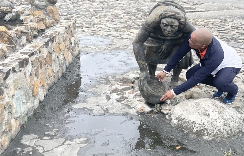Victor Mooney, of Queens, New York reflects at the “One-Tete Lohkay” monument in Sint Maarten (DWI) as part of the Government of Netherlands yearlong Slavery Memorial Year commemoration.