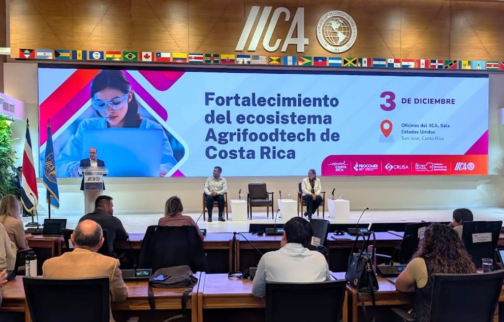 Lloyd Day, Deputy Director General of IICA; Byron Salas, Executive Director of CRUSA; and Adriana Aguilar, Head of Business Development and Promotion at INA.